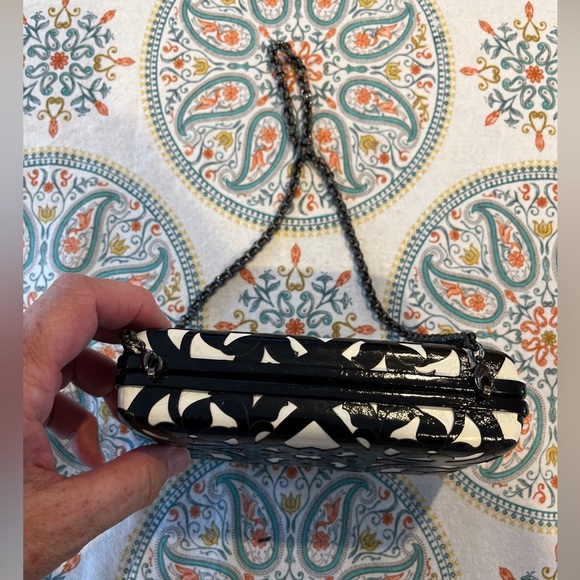 MARY NORTON LADIES BLACK WHITE FLOWERS HARD SHELL CHAIN CLUTCH/HAND BAG-VINTAGE! - Picture 6 of 9